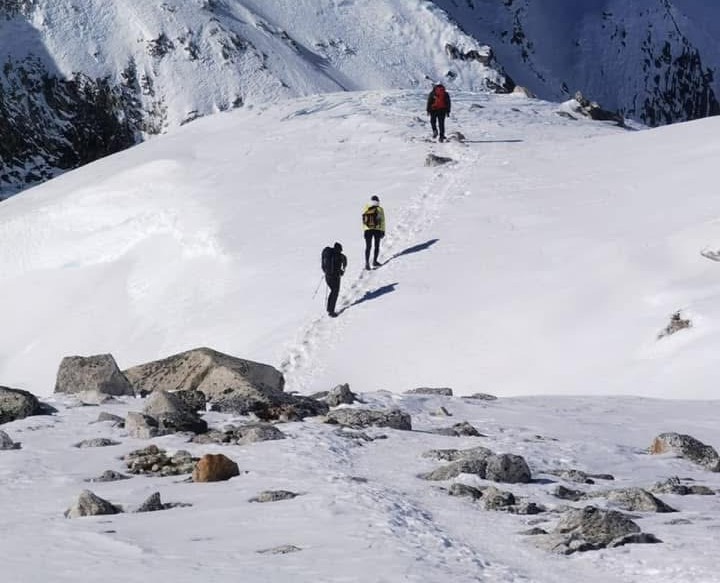 Crossing Larke Pass 5106